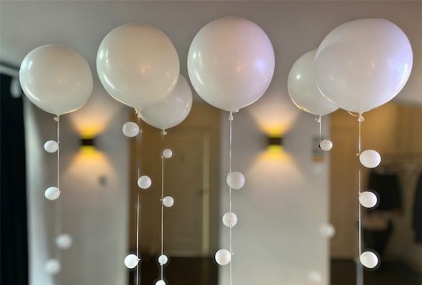grote witte heliumballonnen voor bruiloft
